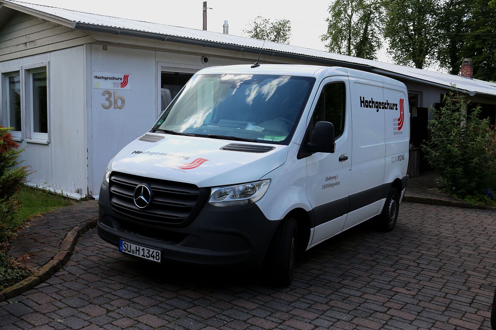 Betrieb von Hochgeschurz Haustechnik am Libellenweg 3 in Königswinter mit Servicefahrzeug