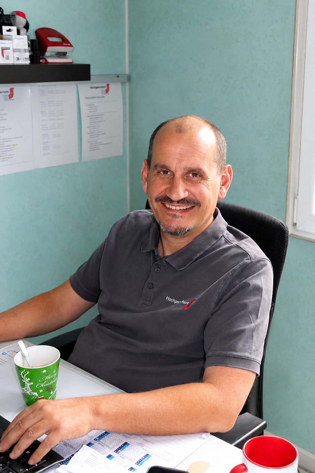 Stefan Hochgeschurz am Schreibtisch im Büro des Betriebs