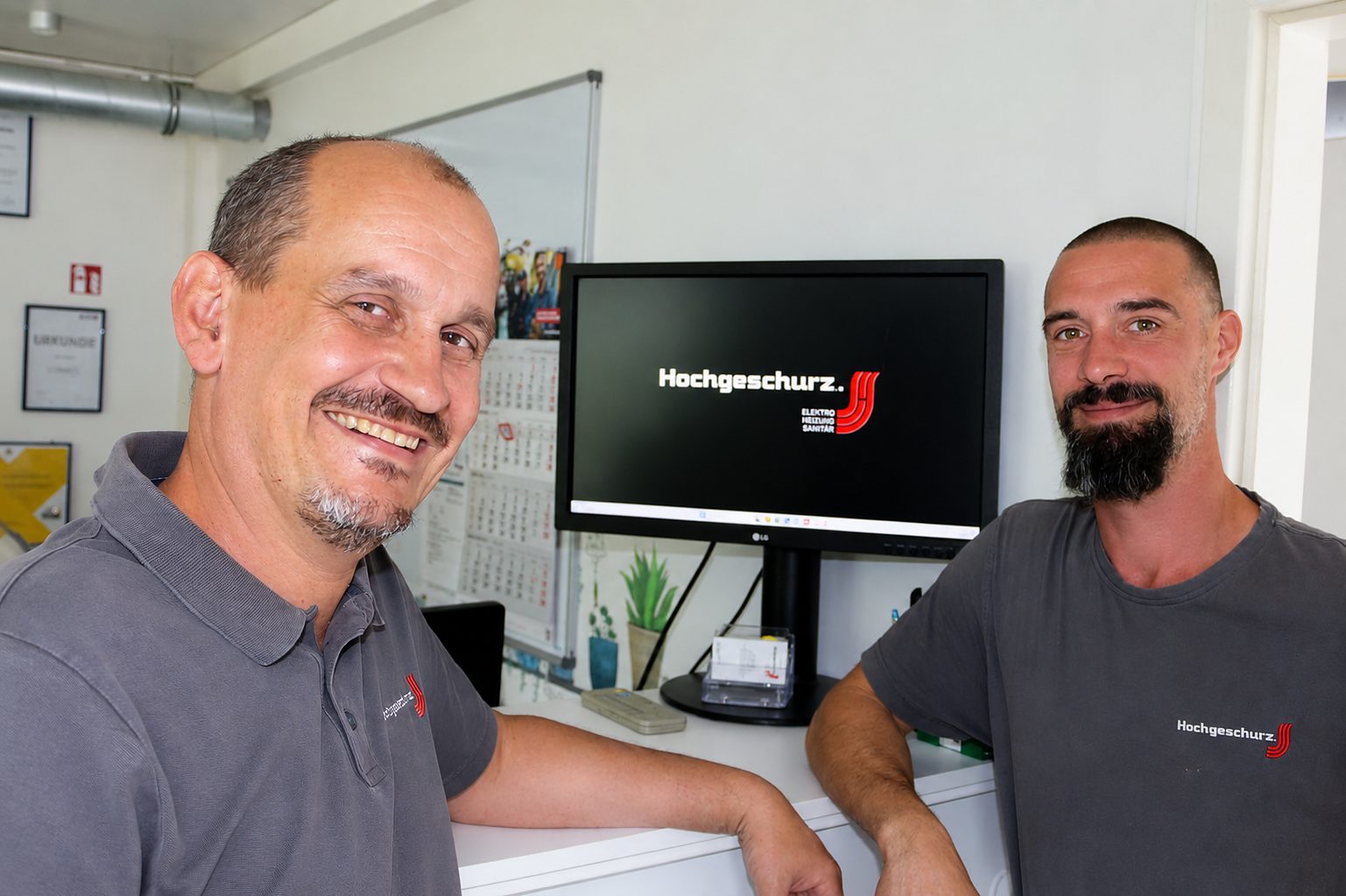 Zwei Mitarbeiter im Büro von Hochgeschurz Haustechnik