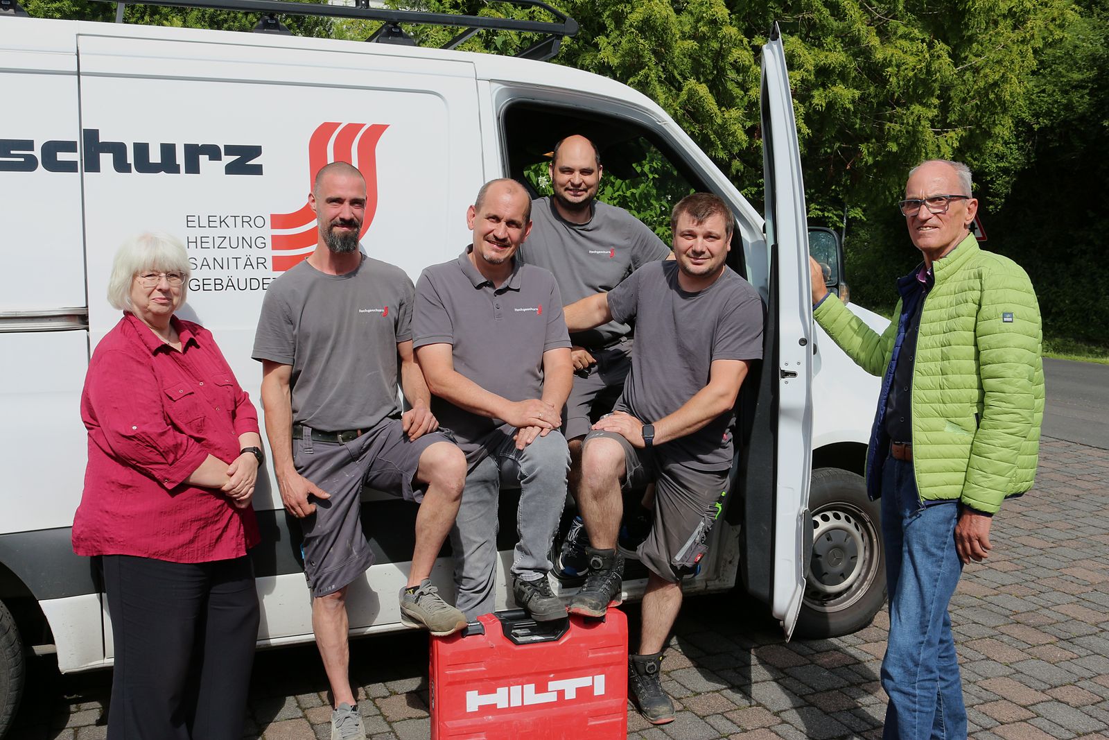 Das komplette Team von Hochgeschurz Haustechnik mit Seniorchef auf dem Betriebshof